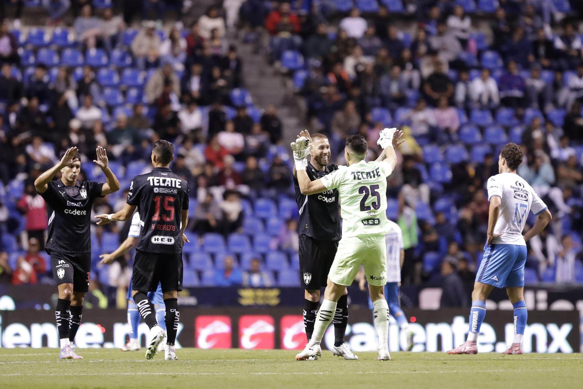 Triplete del español Canales afianza a Monterrey