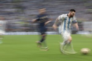 Fotografía de Juan Ignacio Roncoroni, en la que puede verse en una imagen de archivo del 18 de diciembre de 2022 al capitán de la selección de Argentina, Lionel Messi (d), durante la final del Mundial de Catar. EFE