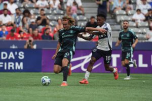 Fotografía sin fecha cedida por la MLS del jugador argentino Pedro de la Vega (i), durante un partido de la Major League Soccer. . EFE/ Mike Fiechtner /MLS/
