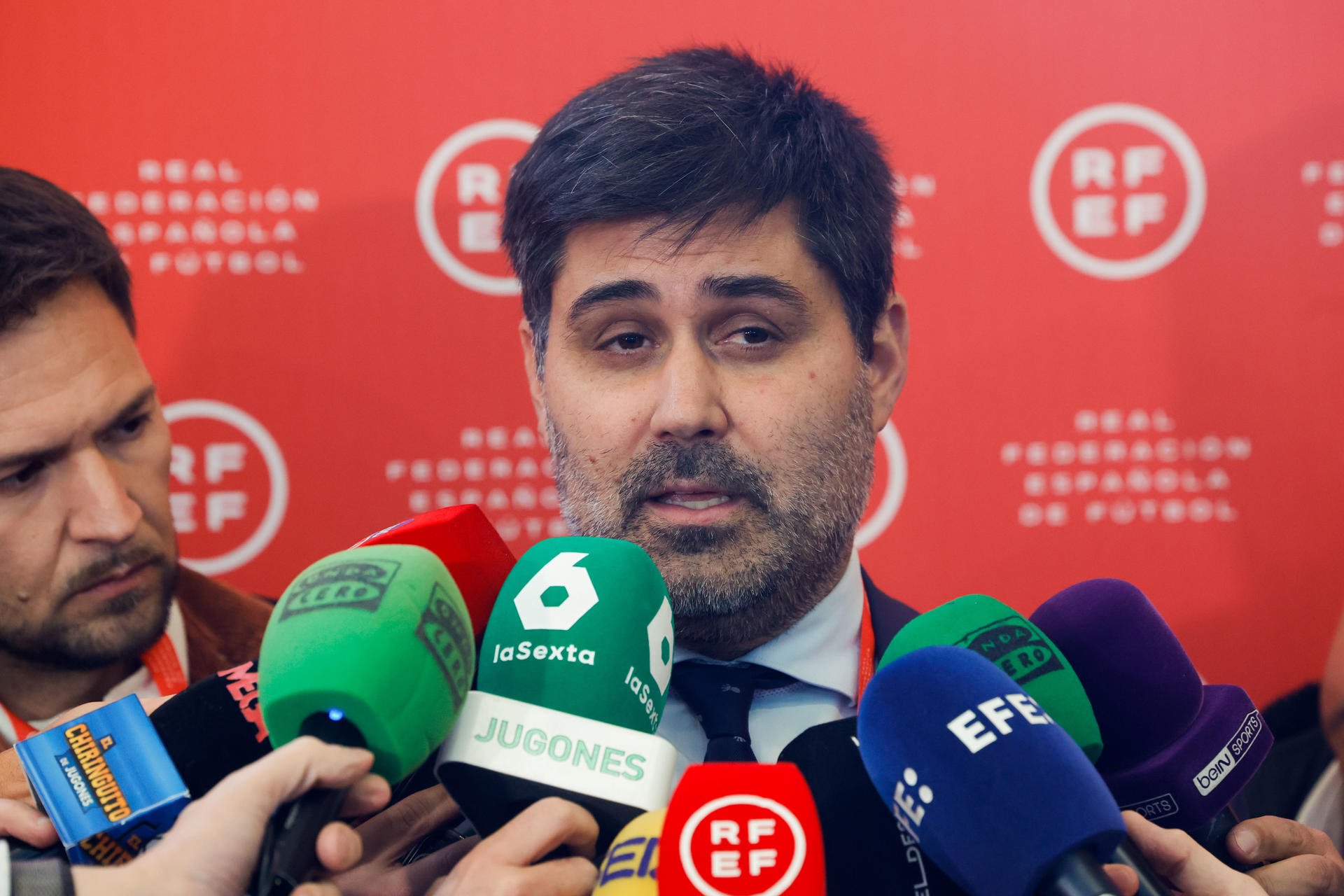 El presidente de la Asociación de Futbolistas Españoles David Aganzo atiende a los medios.EFE/ Zipi 