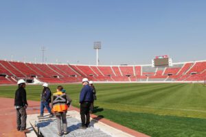 A un mes de comenzar el Mundial Sub-20 de Chile, encargados de las obras supervisan la infraestructura y el estado del campo del Estadio Nacional de Santiago. EFE/Elvis González