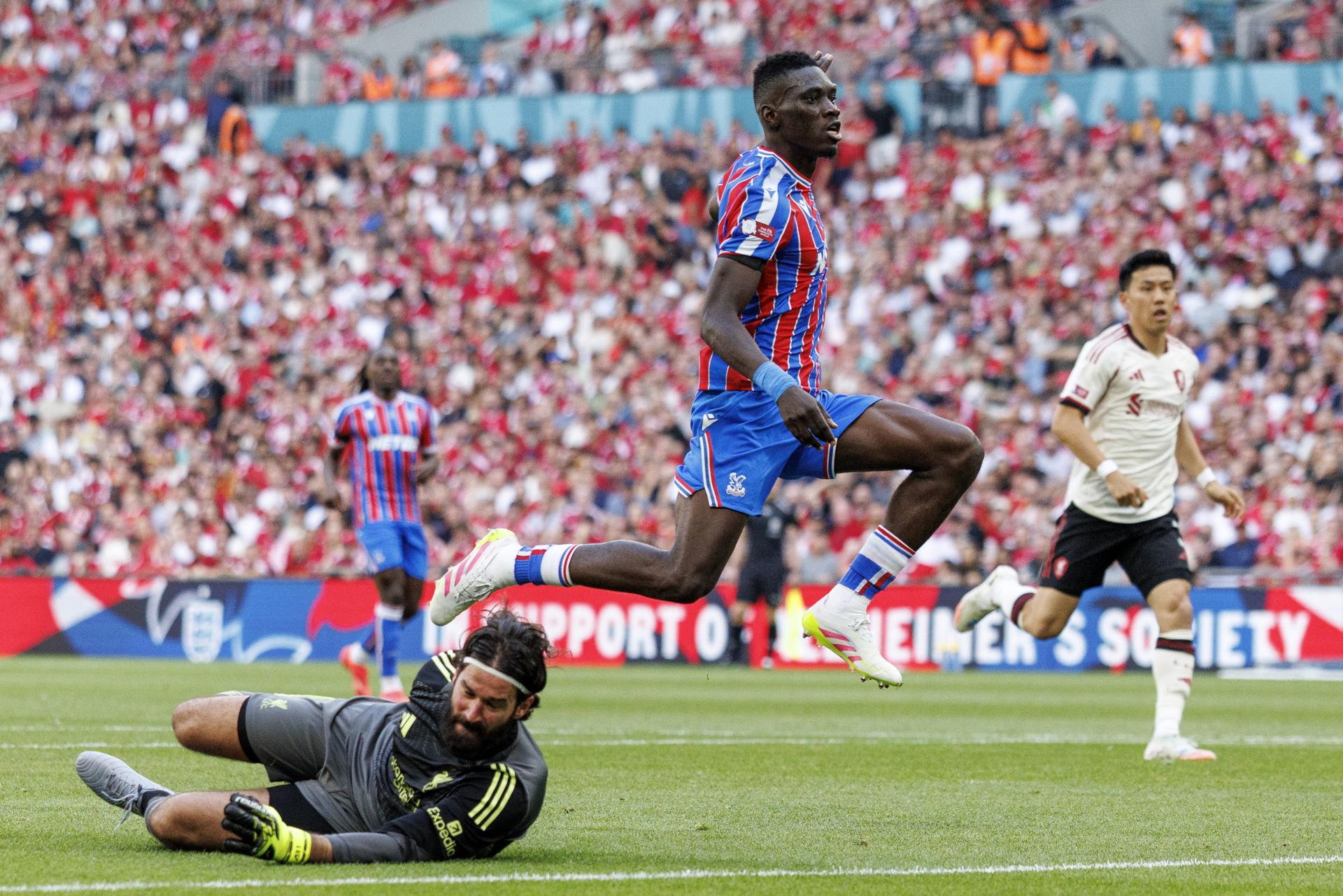 Ismaila Sarr marca el 2-2 del Crystal Palace ante el Liverpool en la Community Shield. EFE/EPA/TOLGA AKMEN 