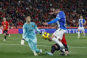 El guardameta del Mallorca Dominik Greif (i) en un RCD Mallorca - Deportivo Alavés, en el Estadio de Son Moix en foto de archivo de Cati Cladera. EFE
