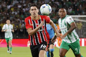 Nahuel Ferraresi de Sao Paulo va por el balón en un partido de los octavos de final de la Copa Libertadores. EFE/Mauricio Dueñas Castañeda