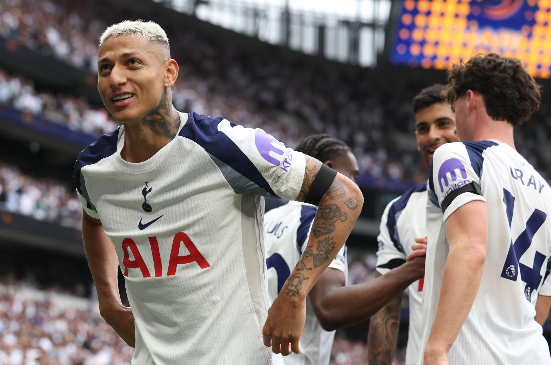 El jugador Richarlison, del Tottenham Hotspur (C), celebra el segundo gol de su equipo durante el partido de la Premier League que han jugado Tottenham Hotspur y Burnley FC, en Londres, Reino Unido. EFE/EPA/NEIL HALL 