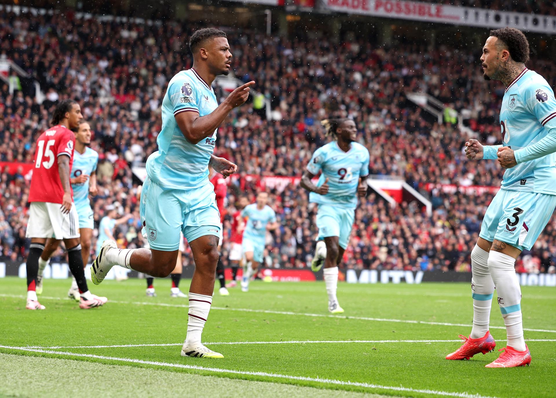 El jugador Lyle Foster (I), del Burnley, celebra el 1-1 durante el partido de la Premier League que han jugado Manchester United y Burnley FC, en Manchester, Reino Unido. EFE/EPA/ADAM VAUGHAN 