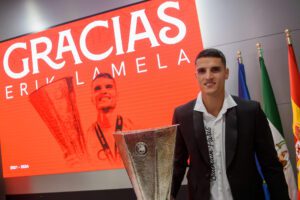 El delantero argentino Erik Lamela posa junto al trofeo de la Liga Europa durante su acto de despedida del Sevilla FC, el 28 de mayo de 2024. Foto de archivo de: Raúl Caro/EFE