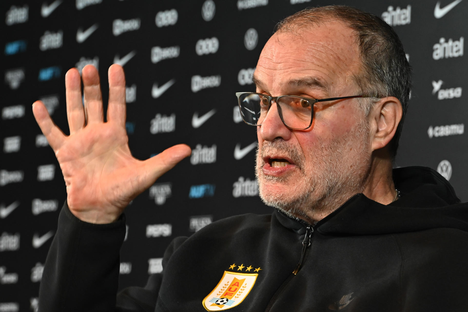 El seleccionador de Uruguay, Marcelo Bielsa, habla durante una rueda de prensa este viernes en el Estadio Centenario en Montevideo. EFE/ Federico Gutiérrez 
