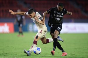 Marlon Avila (d) de Independiente disputa el balón con Joseph Mora de Saprissa este miércoles, durante el partido de la Copa Centroamericana jugado en el estadio Rommel Fernández Gutiérrez, de Ciudad de Panamá. EFE/ Bienvenido Velasco