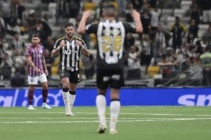 Hulk (c) de Atlético Mineiro celebra su gol este jueves, durante un partido de octavos de final de la Sudamericana. EFE/ Joao Guilherme Arenazio