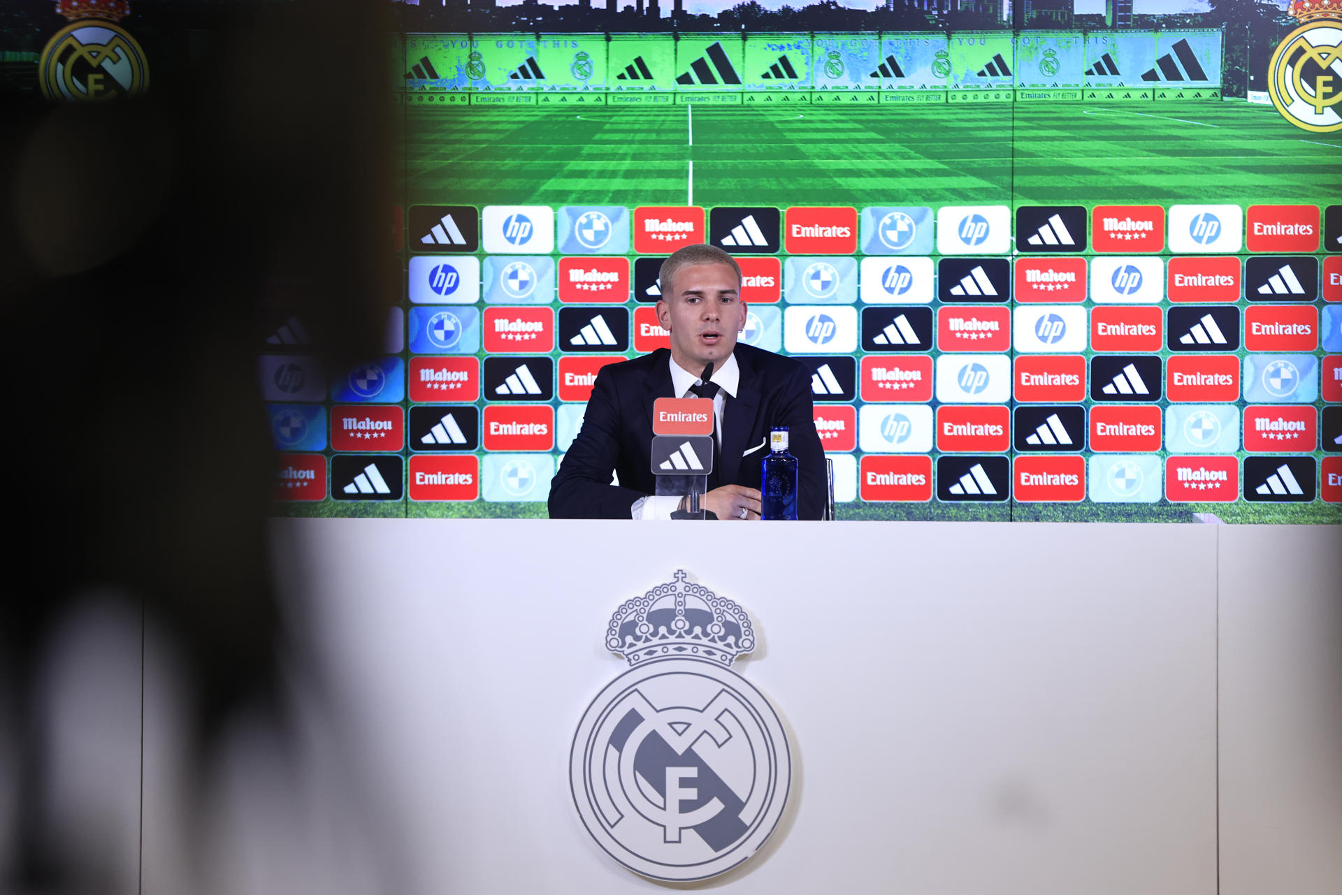 El extremo argentino Franco Mastantuono, durante su presentación como nuevo jugador del Real Madrid este jueves en Valdebebas. EFE/ Pablo R. Seco