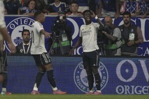 El delantero del Real Madrid Vinicius Junior (d) celebra tras marcar el tercer gol, durante el partido de LaLiga de fútbol que Real Oviedo y Real Madrid han disputado este domingo en el estadio Carlos Tartiere. EFE/Paco Paredes