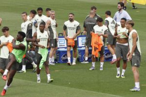 Los jugadores del Real Madrid, durante el entrenamiento del equipo este lunes en Valdebebas para preparar el estreno liguero del equipo blanco ante Osasuna, el martes. EFE/Chema Moya
