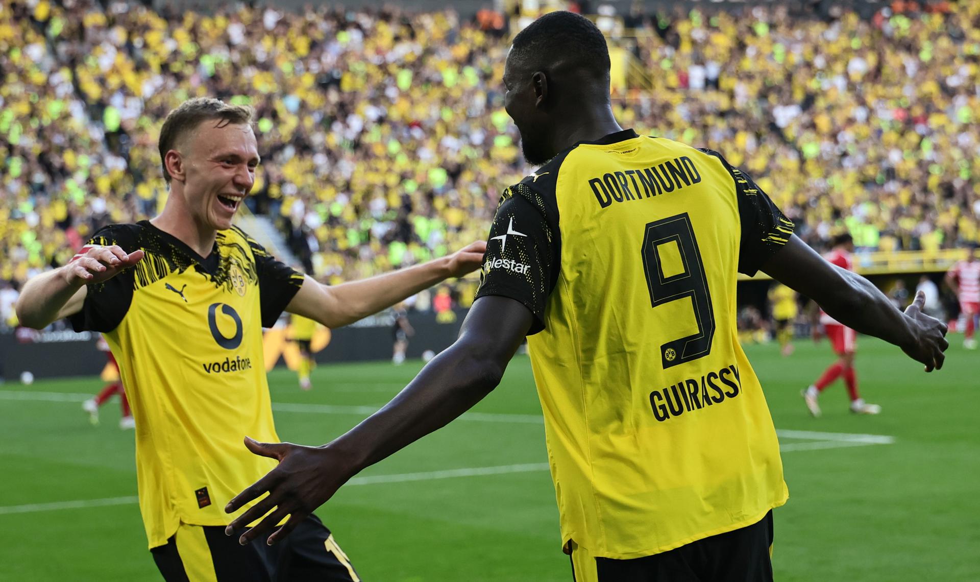 El Dortmund le da un duro golpe al Atalanta del brasileño Ederson