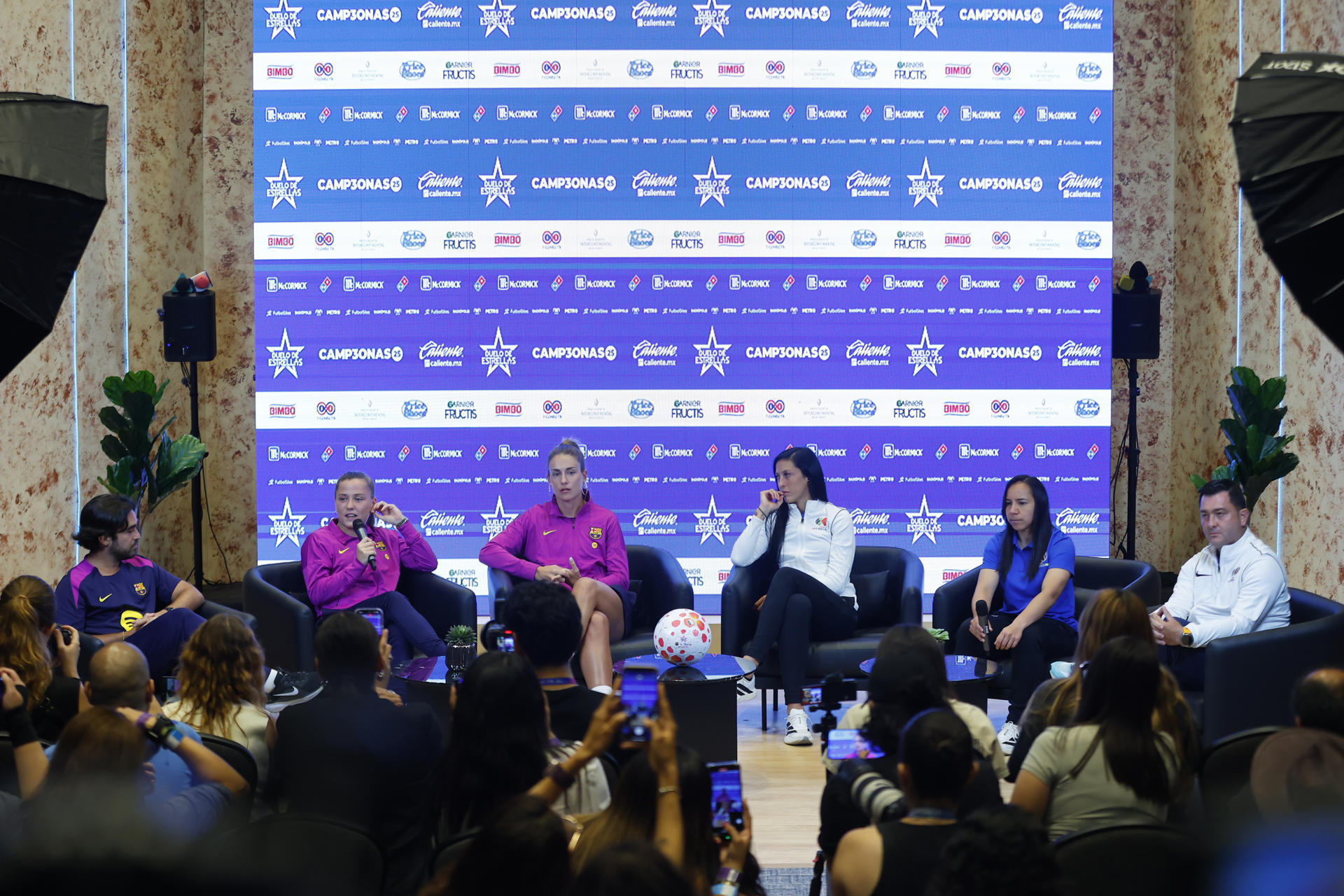 De izquierda a derecha, el entrenador del Barcelona Femenino, Pere Romeu; las jugadoras del Barcelona Femenino Claudia Pina y Alexia Putellas; las jugadoras de la Liga MX Femenil Jennifer Hermoso y Charlyn Corral; y el entrenador de la Liga MX Femenil, Pedro Martínez Losa, participan en una rueda de prensa previa al partido amistoso Duelo de las Estrellas entre el Barcelona Femenino y la Liga MX Femenil en Monterrey, México, el 21 de agosto de 2025. EFE/Francisco Guasco 