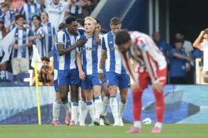 Los jugadores del Oporto celebran el gol de iVictor Froholdt contra el Atlético de Madrid. EFE/EPA/MANUEL FERNANDO ARAUJO