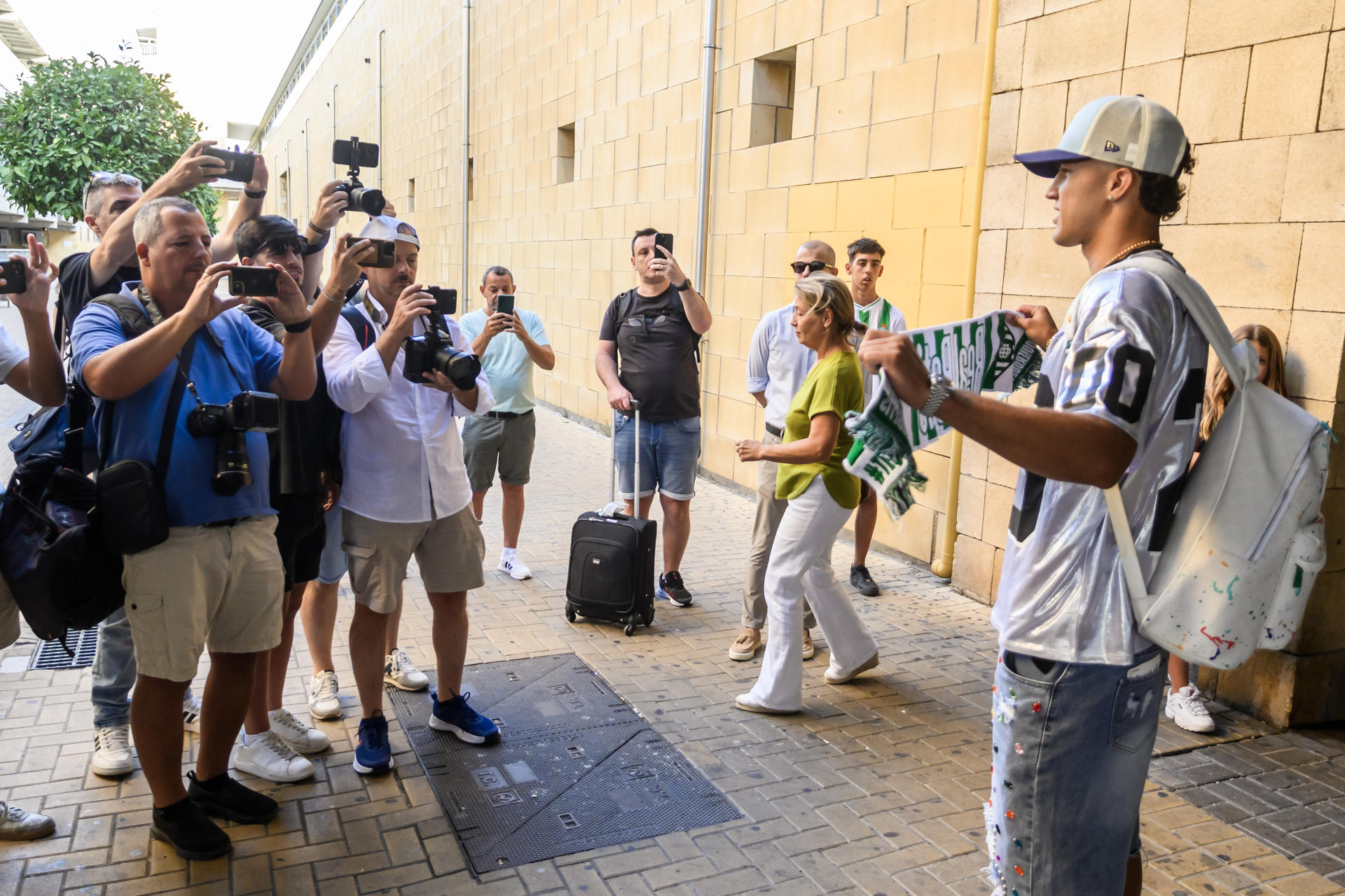 El jugador colombiano Nelson Deossa (d) a su llegada este domingo al aeropuerto de Sevilla, para fichar por el Real Betis. EFE/Raúl Caro. 