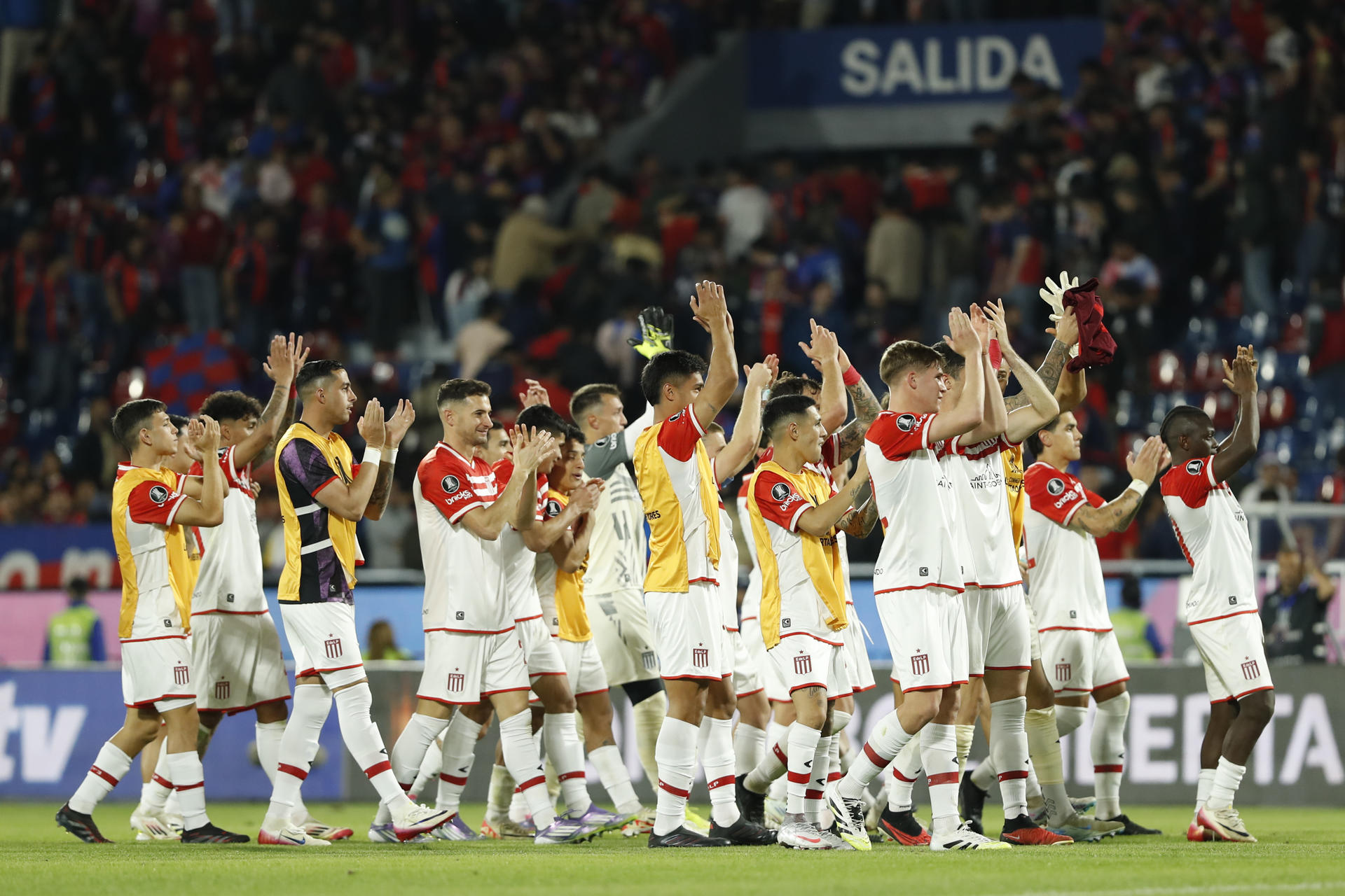 Jugadores de Estudiantes celebran el triunfo al finalizar un partido de octavos de final de la Copa Libertadores. EFE/ Juan Pablo Pino