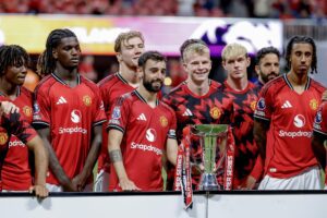 Jugadores del Manchester United exhiben el trofeo obtenido tras ganar la gira de pretemporada por Estados Unidos, que comenzó con un triunfo por 2-1 sobre West Hamb, siguió con una goleada por 4-1 Bournemouth y cerró este domingo con un emapte 2-2 con Everton en la ciudad de Atlanta (Georgia). EFE/EPA/ERIK S. LESSER