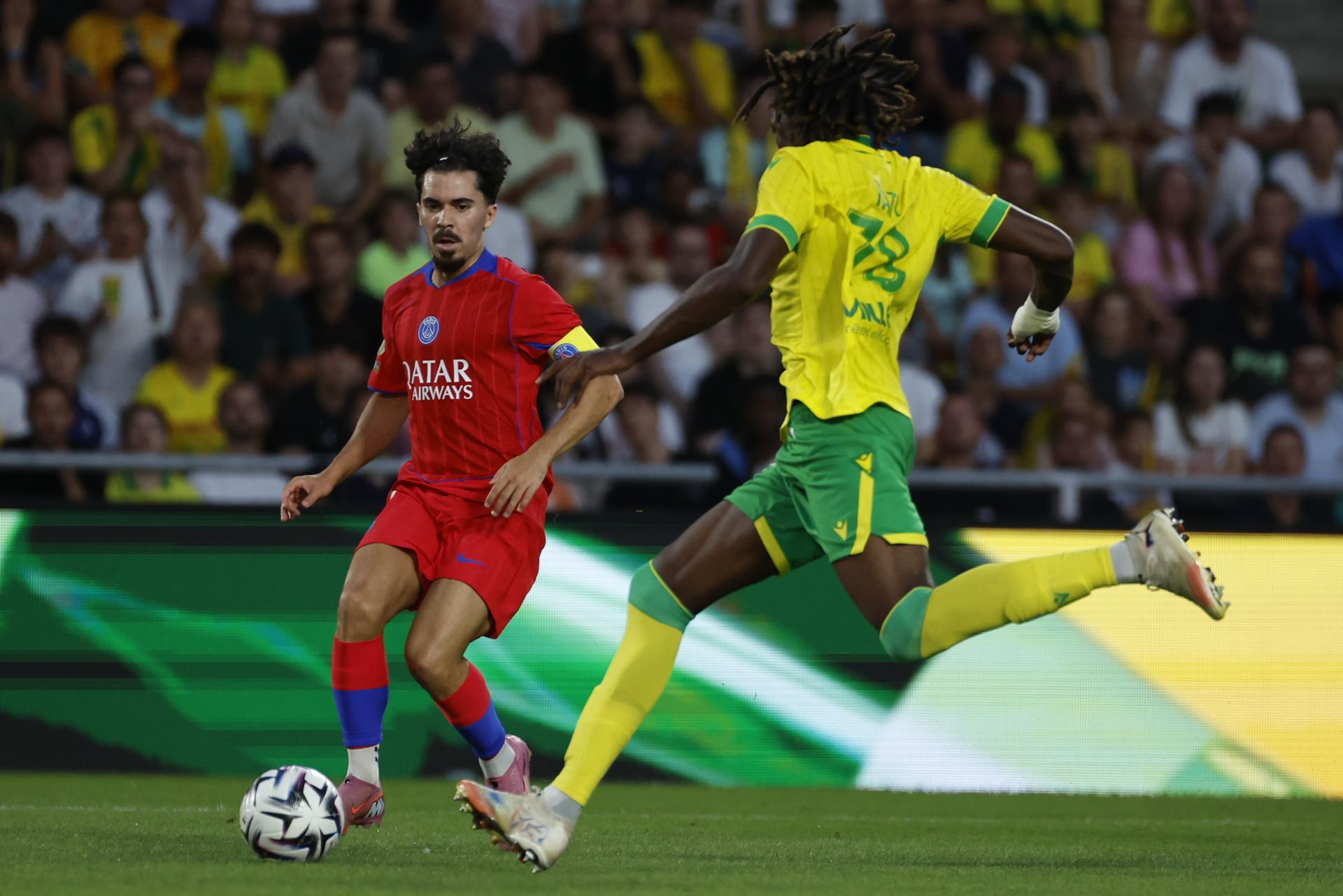 El jugador del PSG Vitinha (C) durante el partido de la Ligau1 que han jugado FC Nantes y Paris Saint Germain en Nantes, Francia. EFE/EPA/Mohammed Badra