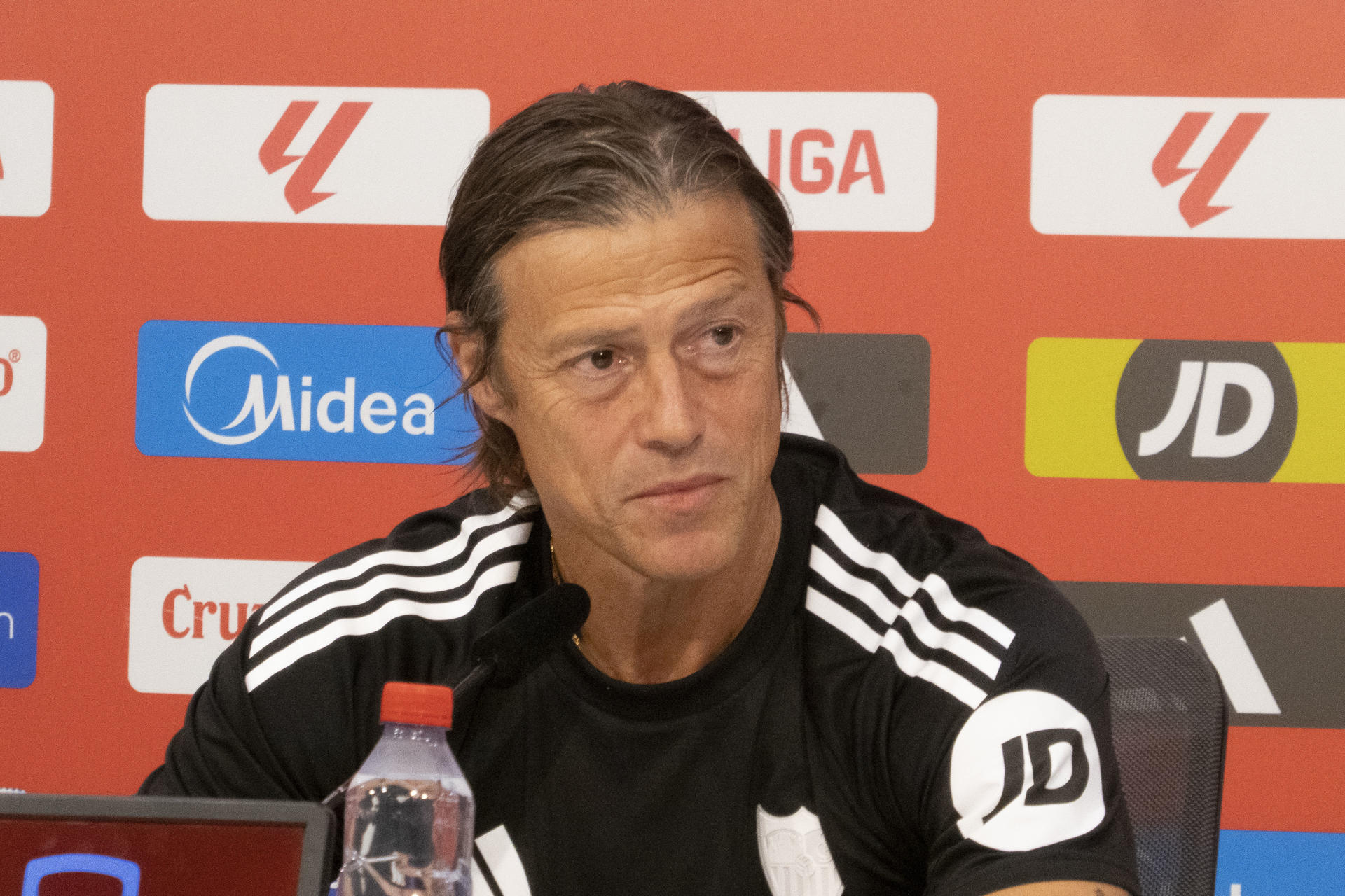 El entrenador del Sevilla, el argentino Matías Almeyda, durante su rueda de prensa de este viernes previa al partido frente al Athletic. EFE/David Arjona
