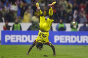 Allan Saint - Maximin celebra un gol en la victoria de América por 2-4 este domingo en el Estadio Jalisco durante el partido con Atlas que le ha valido el ascenso al segundo puesto del Torneo Apertura mexicano. EFE/ Francisco Guasco