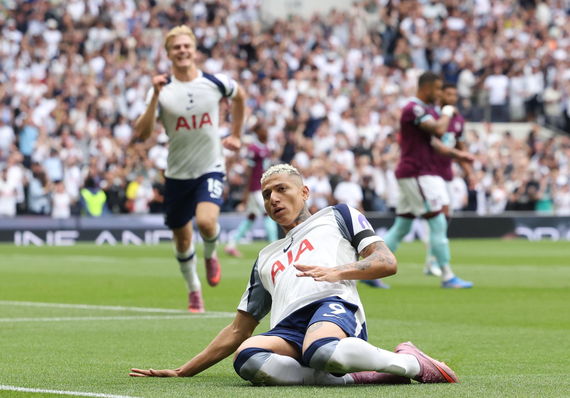 El jugador Richarlison, del Tottenham Hotspur (C), celebra el segundo gol de su equipo durante el partido de la Premier League que han jugado Tottenham Hotspur y Burnley FC, en Londres, Reino Unido. EFE/EPA/NEIL HALL 