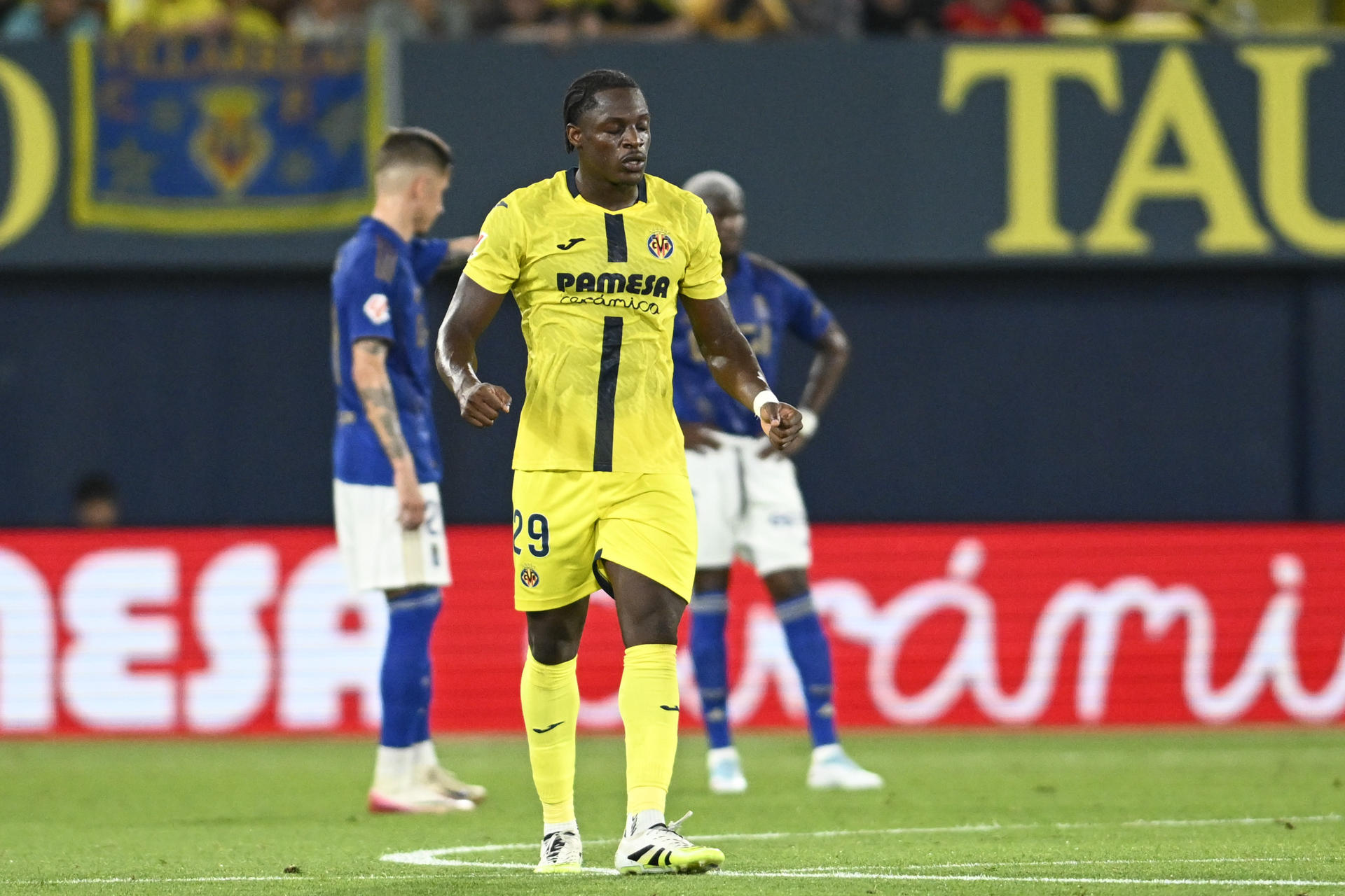 El delantero camerunés del Villarreal Etta Eyong celebra su gol durante el partido de la primera jornada de LaLiga que Villarreal CF y Real Oviedo disputan este viernes en el estadio de La Cerámica. EFE/ Andreu Esteban 