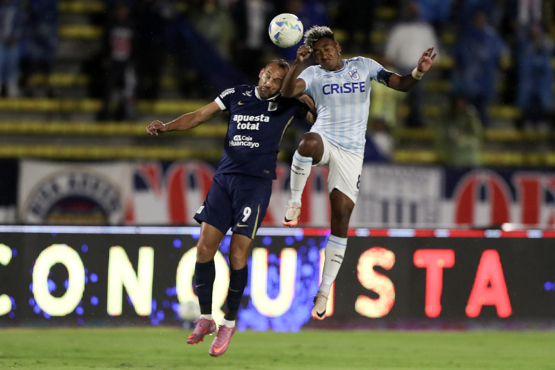 Daniel Clavijo (d) de Católica disputa el balón con Hernán Barcos de Alianza Lima este miércoles, en un partido de la Copa Sudamericana. EFE/ José Jácome 