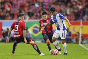 Jorge San Martín (c) y Gustavo Ferrareis (i) de Atlas disputan un balón con Víctor Guzmán de Pachuca este sábado, durante un partido por la jornada 4 de la Liga MX entre Atlas Fútbol Club y el Club de Fútbol Pachuca en el Estadio Jalisco, en Guadalajara (México). EFE/ Francisco Guasco