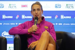 La futbolista Alexia Putellas, del Barcelona femenino, habla en una rueda de prensa este jueves, previo al partido amistoso "Duelo de las Estrellas" entre Barcelona Femenino y la Liga MX Femenil en Monterrey (México). EFE/Francisco Guasco