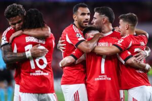 alt El Benfica con el argentino Otamendi, se mete en la fase de liga