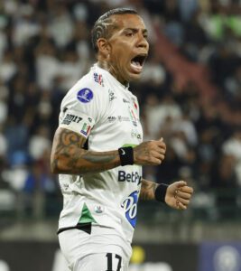 El delantero Dayro Moreno es la carta de gol que presentará Once Caldas colombiano para enfrentar al Hucacán argentino en el partido de ida de los octavos de final de la Copa Sudamericana, este martes en el estadio Palogrande, de Manizales. EFE/ Mauricio Dueñas Castañeda