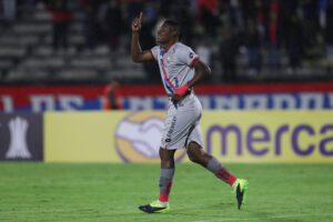 Fotografía de archivo del entonces jugador del equipo El Nacional Marcos Olmedo durante un partido en Quito (Ecuador). Olmedo, que militaba en el Mushuc Runa de la primera división de Ecuador, murió este domingo en un accidente de tránsito registrado en la provincia norteña de Esmeraldas. EFE/ José Jácome