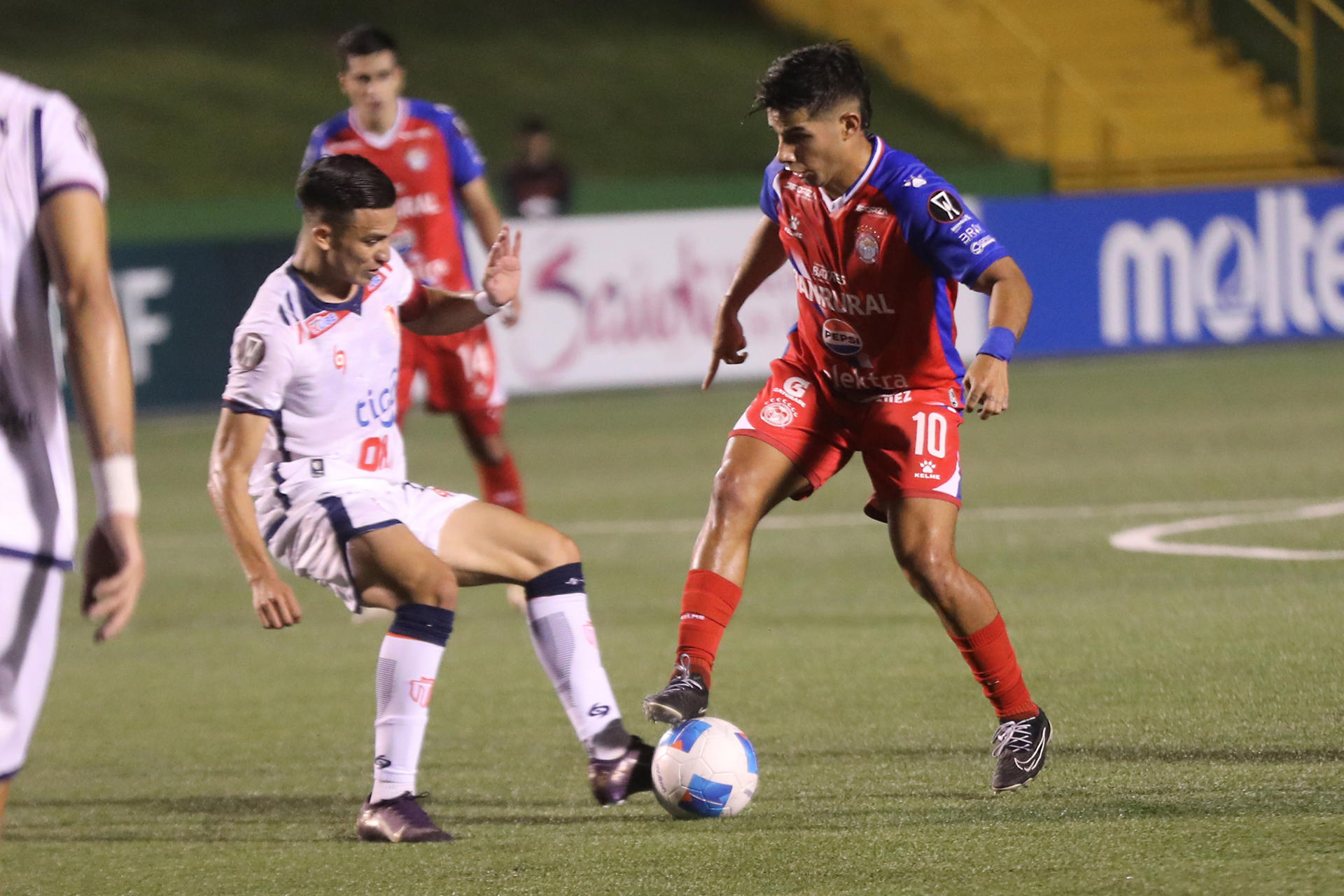 Antonio López (d) de Xelajú MC disputa un balón con Henry Niño de Real Estelí este jueves, en un partido por la Copa Centroamericana de Concacaf entre Xelajú MC y Real Estelí en el estadio Cementos Progreso en Ciudad de Guatemala. EFE/ Fernando Ruiz
