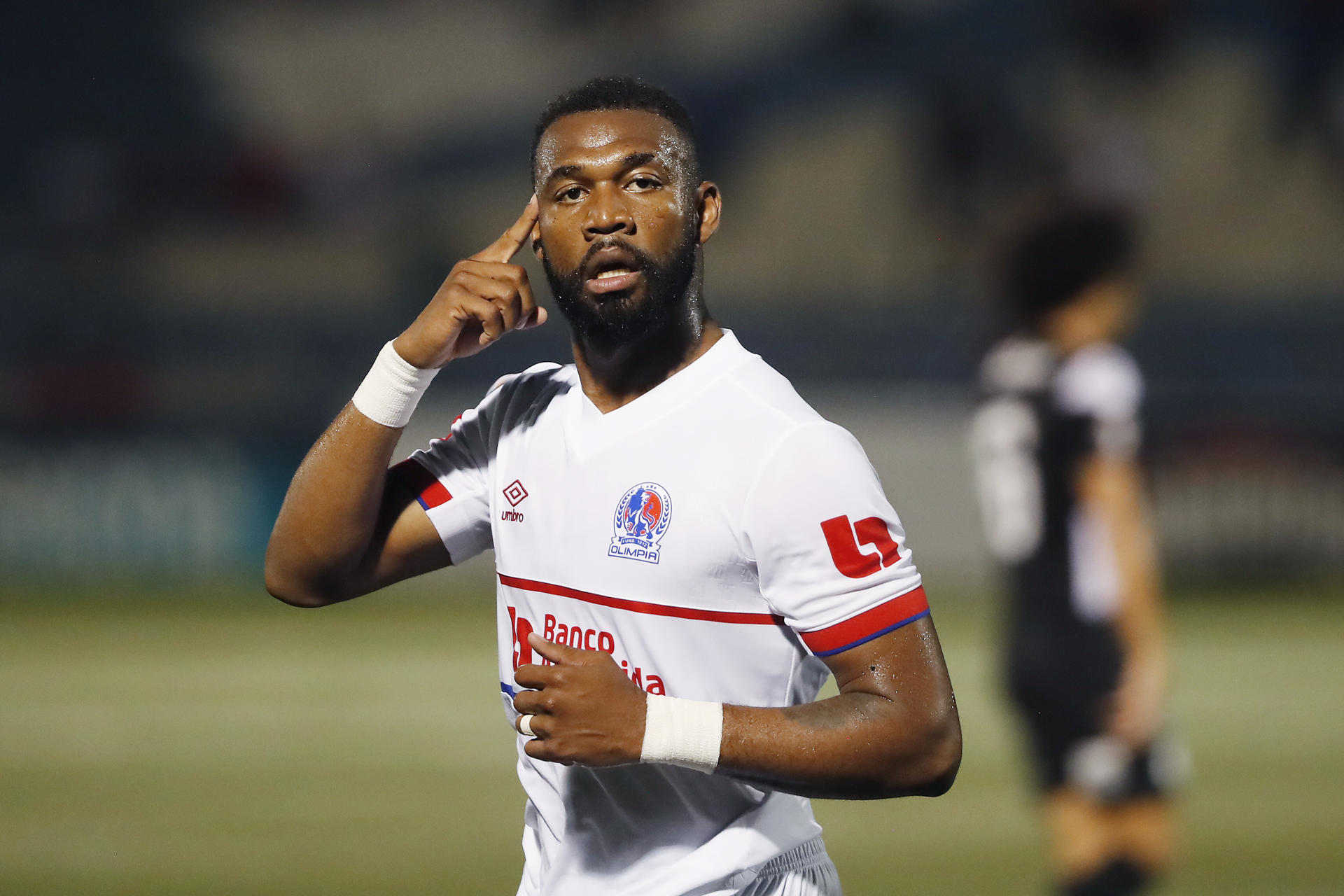 Jorge Benguché celebra su gol, el segundo de los tres que Olimpia infligió este miércoles a Hércles en partido de la Copa Centroamericana jugado en el Estadio Nacional Las Delicias de Santa Tecla. EFE/ Rodrigo Sura