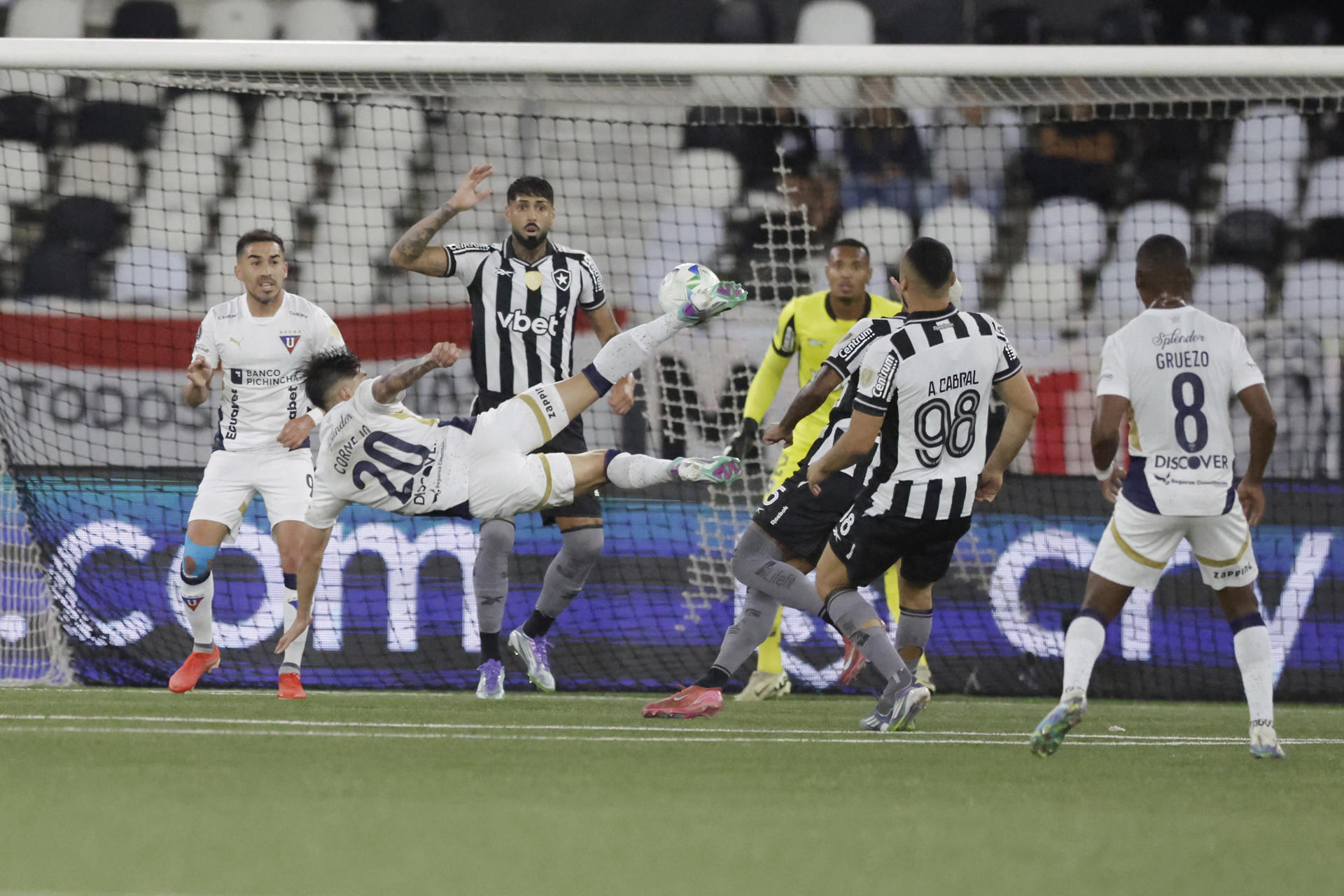 Botafogo, con el debut del argentino Correa vence a la Liga de Quito