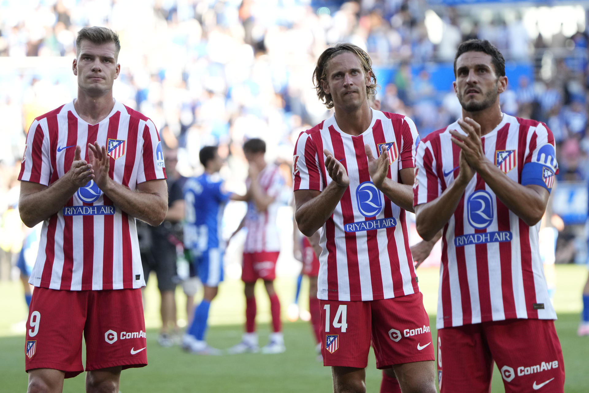Sorloth, Llorente y Koke agradecen el apoyo de la afición desplazada del Atlético de Madrid a Mendizorroza. EFE / ADRIAN RUIZ HIERRO 
