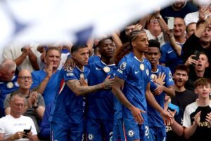 alt Con doblete brasileño Chelsea sigue firme en la copa