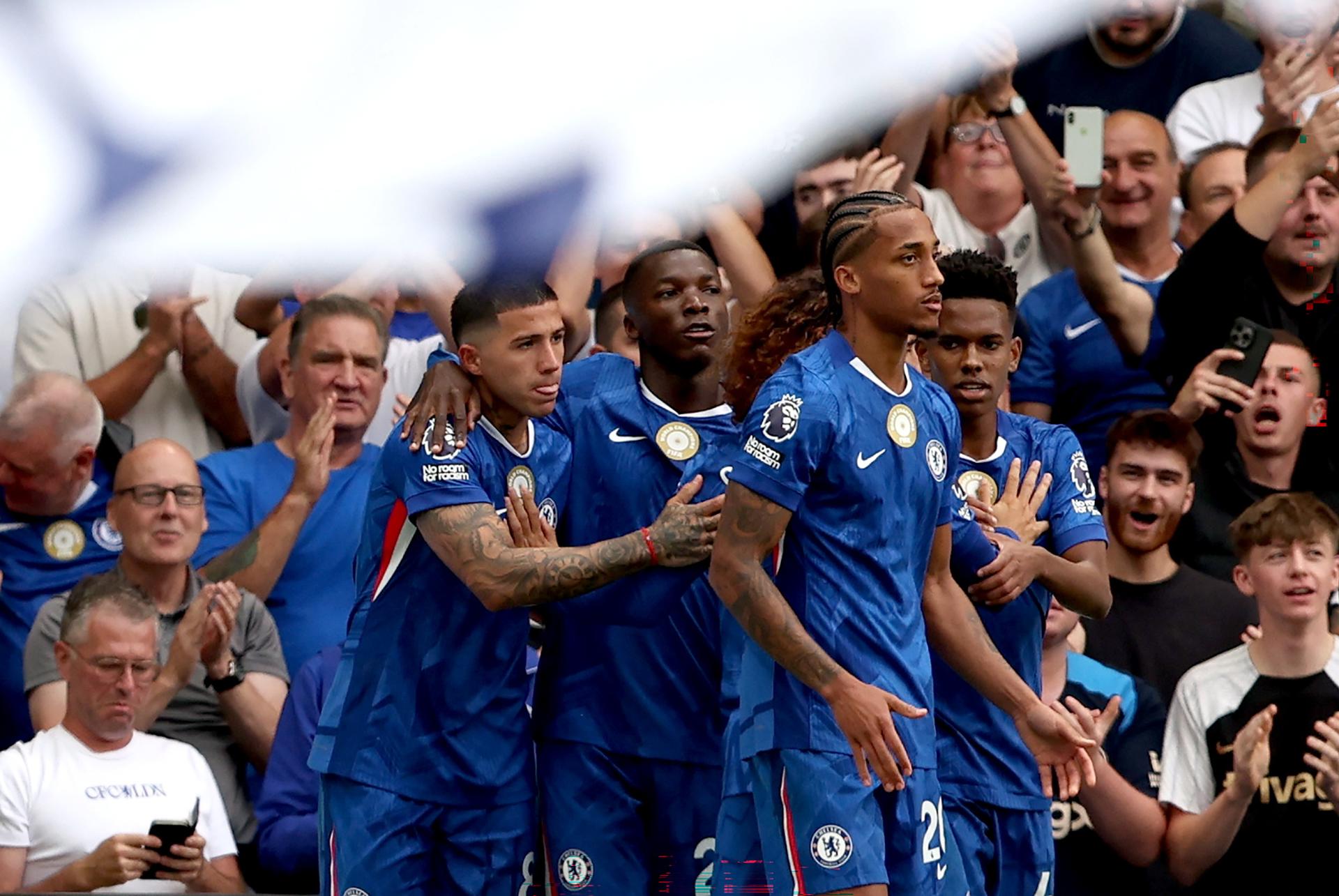 Con doblete brasileño Chelsea sigue firme en la copa