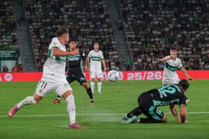 El extremo del Elche Germán Valera (i) lucha con Ricardo Rodríguez (d), del Betis, durante un encuentro correspondiente a la primera jornada de LaLiga EA Sports disputado entre el Elche y el Real Betis en el estadio Martínez Valero de Elche (Alicante). EFE/ Pablo Miranzo