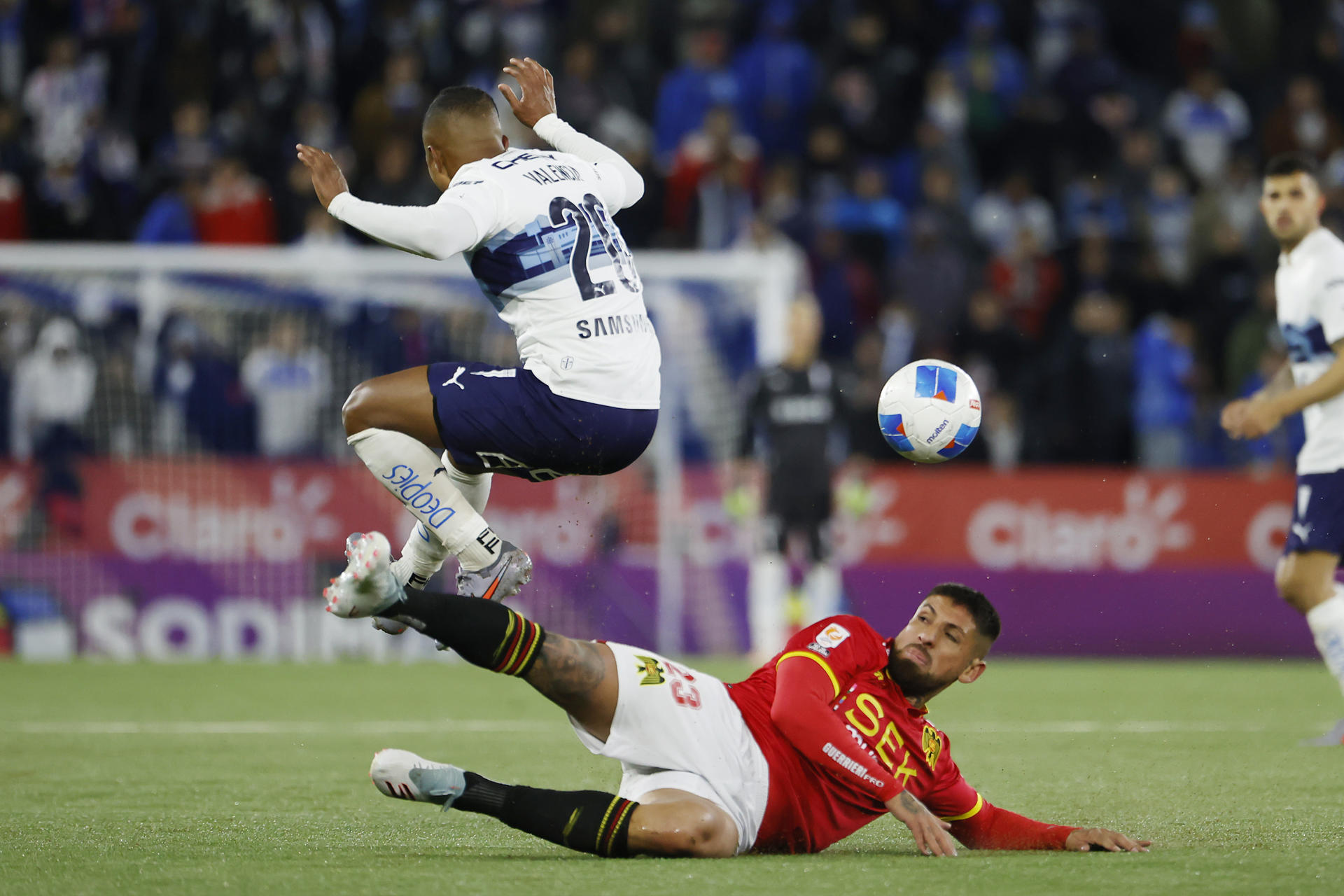 Jhojan Valencia (i) de Universidad Católica disputa el balón con Ignacio Jeraldino de Unión Española durante el partido de la Liga chilena jugado este sábado en Santiago. EFE/ Elvis González 