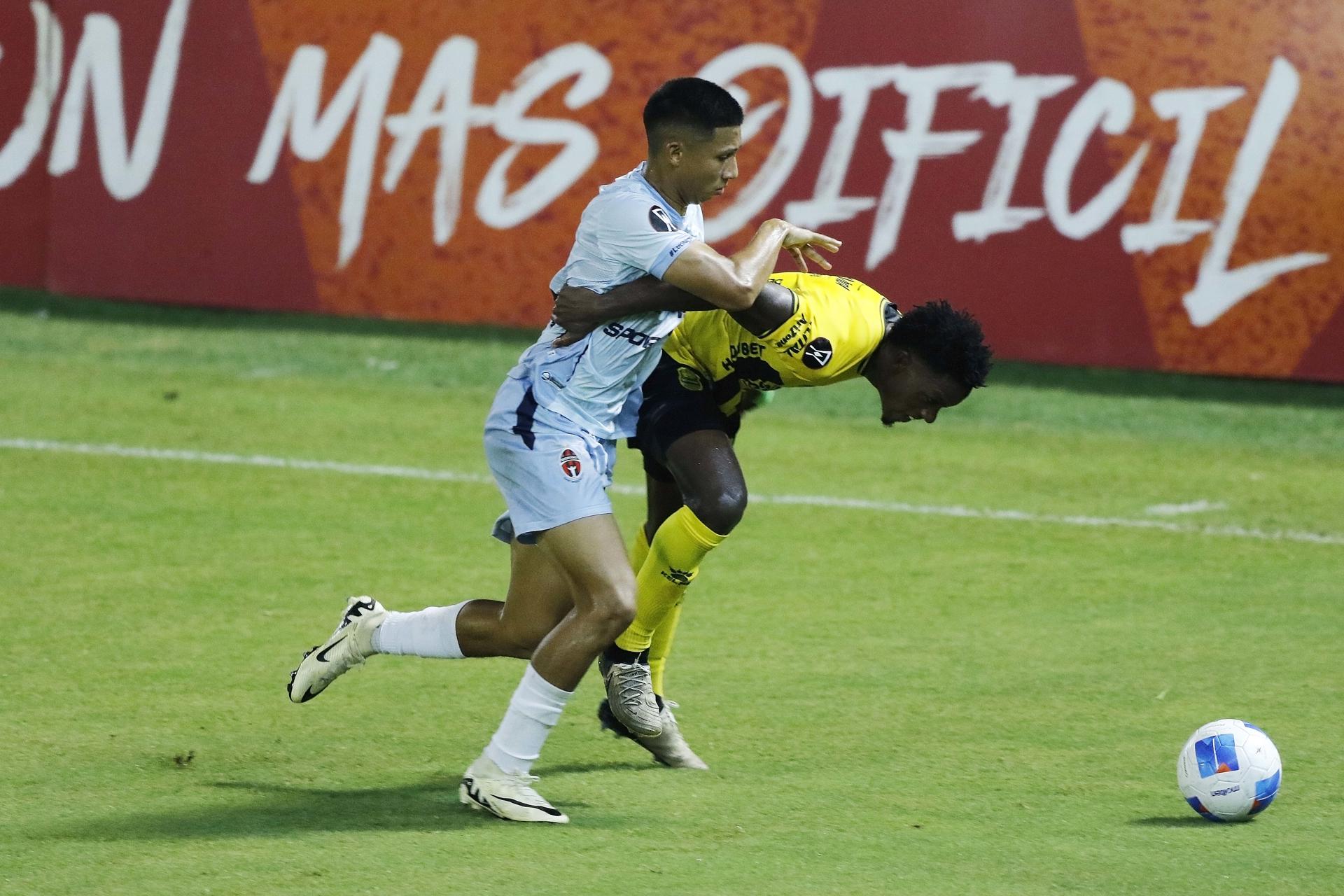 Franklin Flores (d) de Real España disputa el balón con Martín Ruíz de San Miguelito este jueves en San Pedro Sula durante el partido que clasificó al equipo hondureño a los cuartos de final de la Copa Centroamericana. EFE/ José Valle 