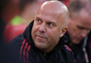 El entrenador del Liverpool, Arne Slot, observa antes de un partido amistoso de pretemporada entre el Liverpool FC y el Athletic Club en Liverpool, el 4 de agosto de 2025. Foto de archivo de: EFE/EPA/ADAM VAUGHAN