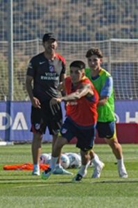 Thiago Almada y Julián Alvarez, junto a Simeone, en una foto de archivo durante la pretemporada del Atlético de Madrid. EFE/PABLO MARTÍN.