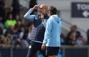 Pep Guardiola, técnico del Manchester City diaoga con su asistente Pep Lijnders en Manchester,Reino Unido. EFE/EPA/ADAM VAUGHAN