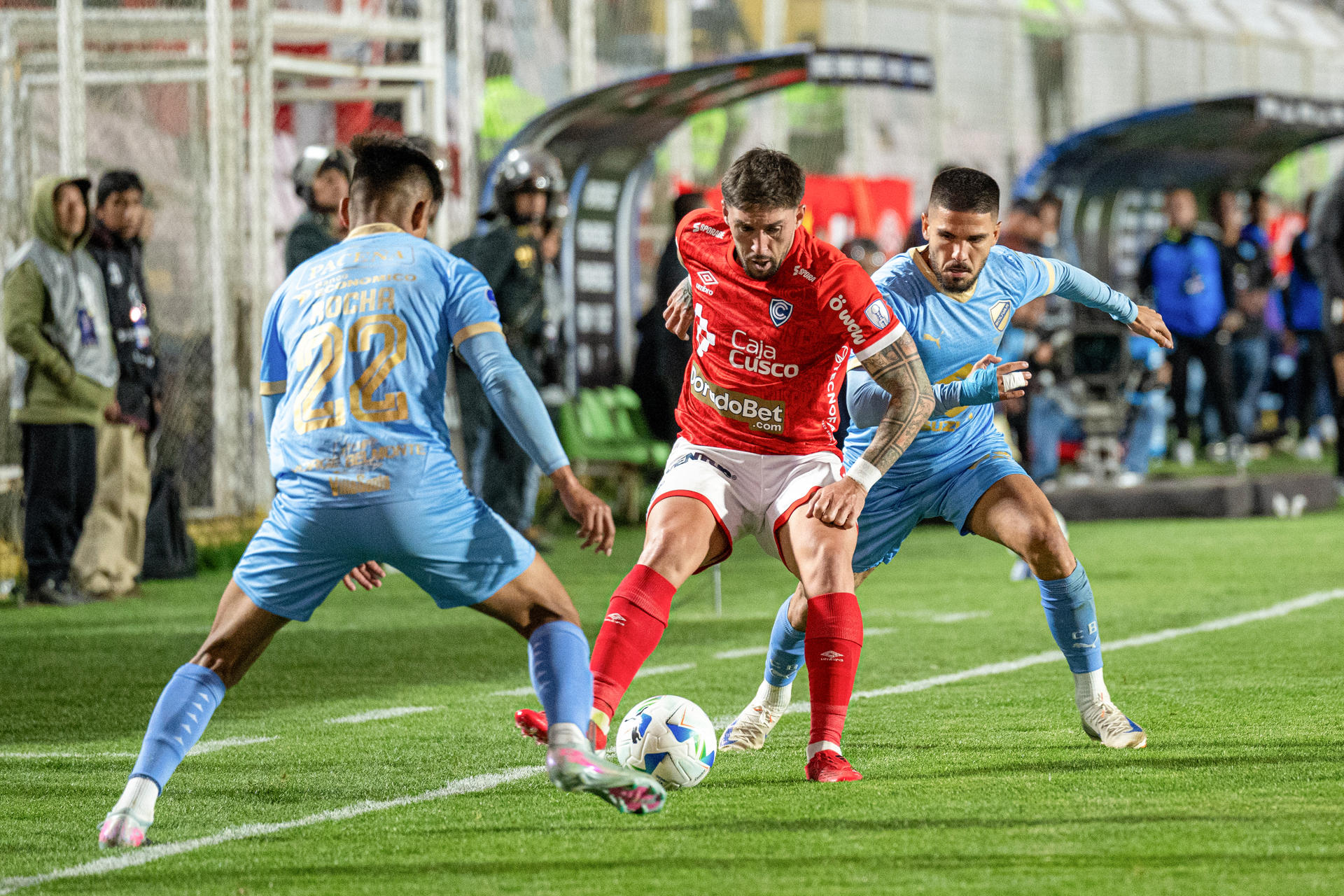 Maximiliano Amondarain (c) de Cienciano disputa el balón con Yomar Rocha (i) de Bolívar durante un partido de octavos de final de la Copa Sudamericana. EFE/ Paloma Del Solar 
