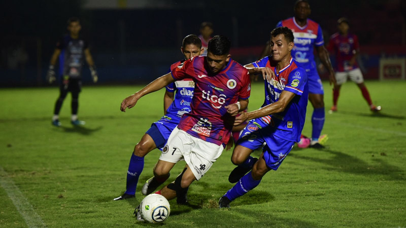 Firpo, con ataque colombiano se mantiene como lider en El Salvador