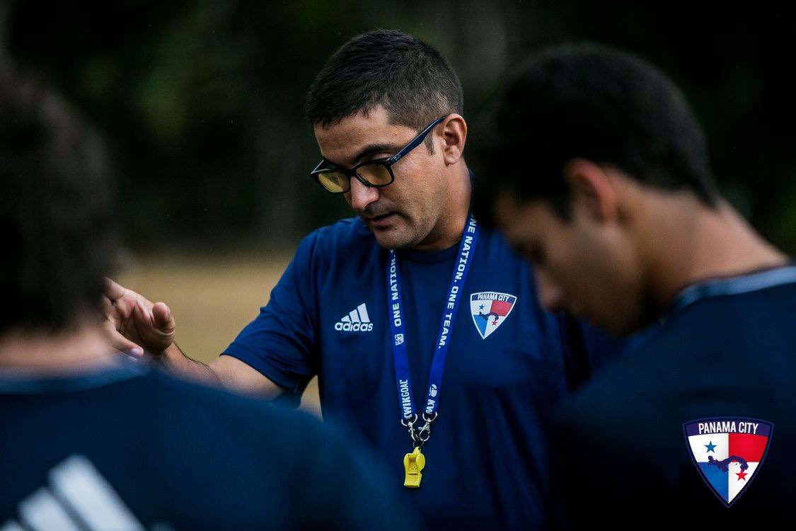 El Árabe Unido de la liga panameña destituye al argentino Javier Ainstein como entrenador