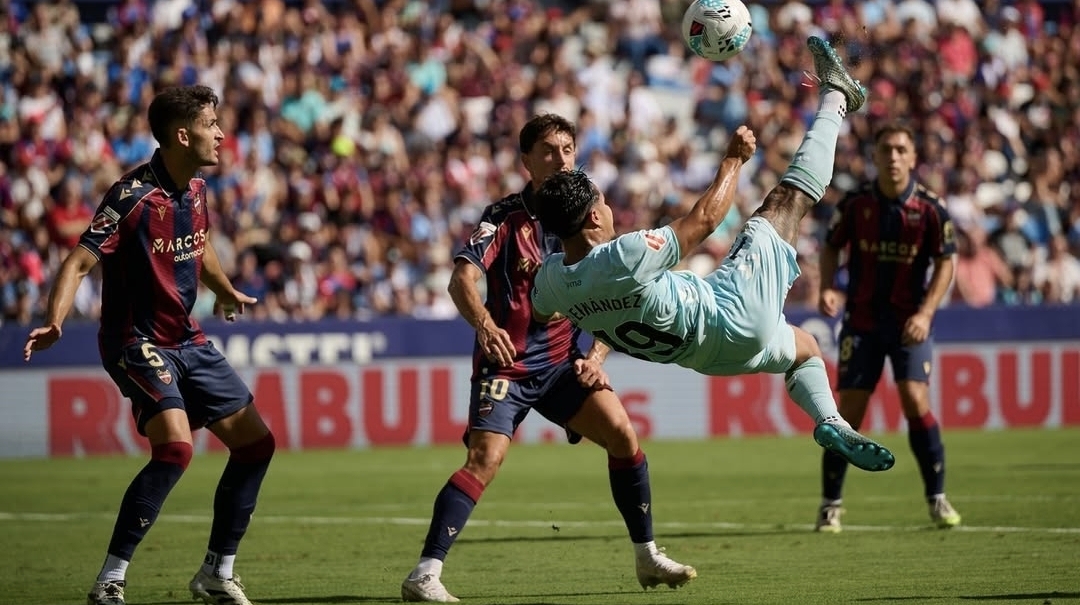 El gol del «Cucho» Hernández no alcanza y el Betis iguala ante el Levante
